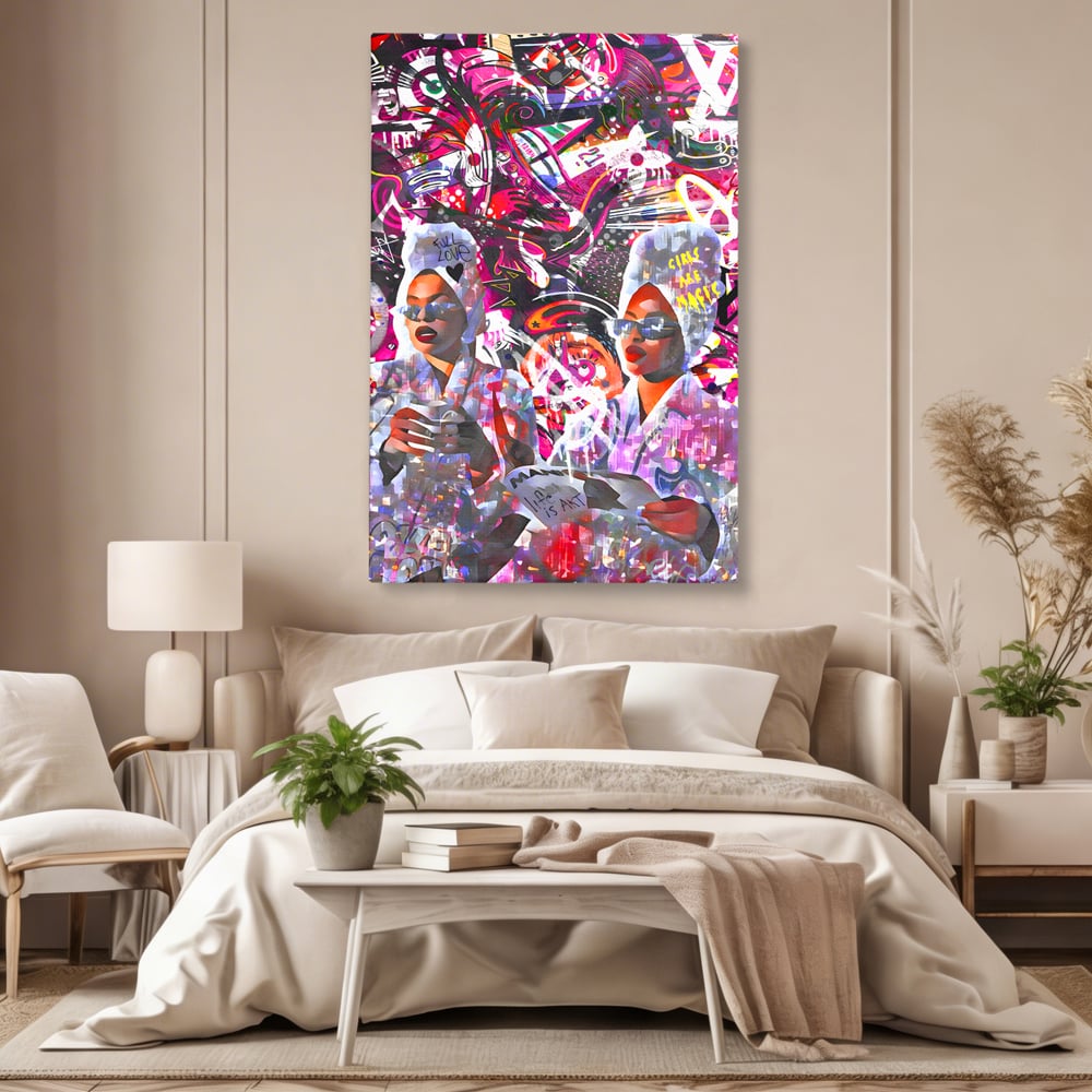 Tablou canvas cu tablou canvas cu femei si graffitti, fara rama, pe sasiu de lemn, pe perete intr-un dormitor